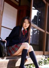 筱崎美沙的学生装看上去很是清纯给人乖乖女的感觉(5)